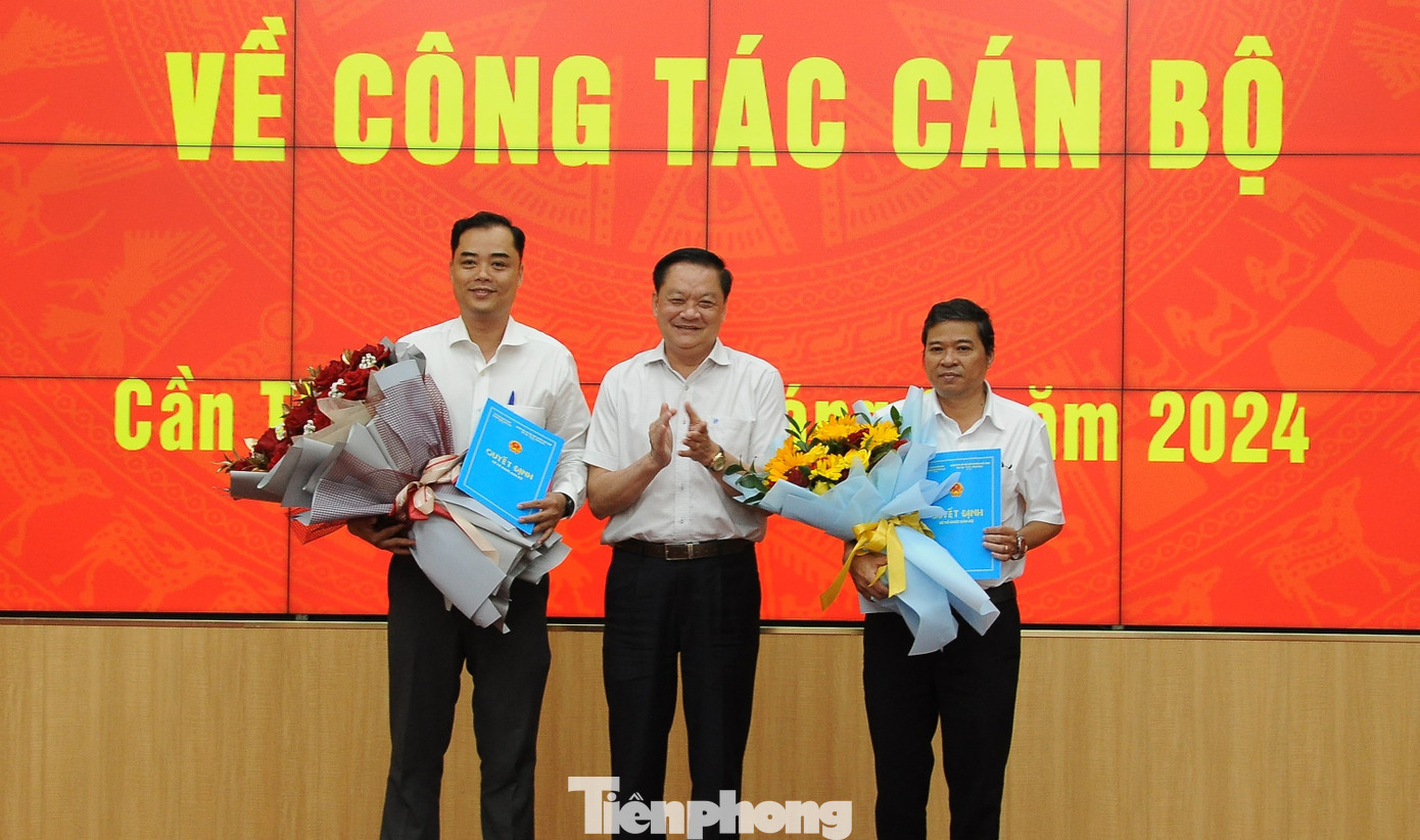 Phó Chủ tịch UBND TP. Cần Thơ - Dương Tấn Hiển trao quyết định cho hai tân phó giám đốc sở. Ảnh: CK