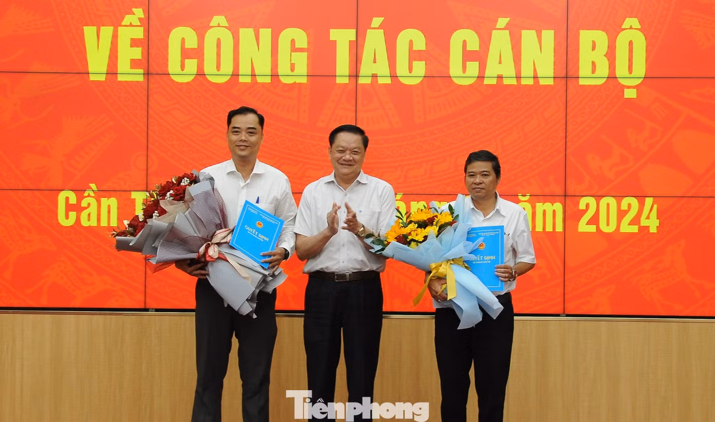 Phó Chủ tịch UBND TP. Cần Thơ - Dương Tấn Hiển trao quyết định cho hai tân phó giám đốc sở. Ảnh: CK