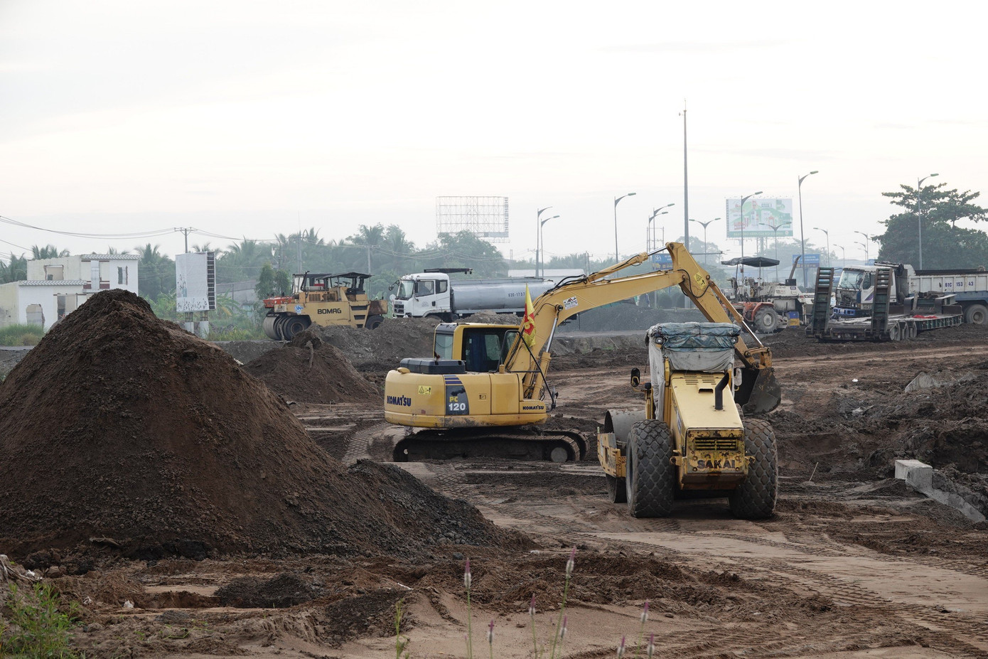 Thời gian còn lại không còn nhiều, nhưng hiện dự án còn thiếu khoảng 40.000m3 cát. Đặc biệt, tại nút giao cuối tuyến có nhiều hạng mục nên nhà thầu đang tập trung nhiều nhân lực, máy móc để đẩy nhanh tiến độ.