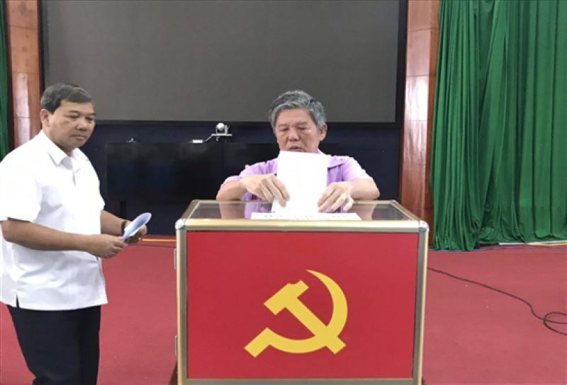 Bí thư Tỉnh ủy Trà Vinh Ngô Chí Cường bỏ phiếu kín quy hoạch cán bộ. Ảnh: Xuân Kha Bí thư Tỉnh ủy Trà Vinh Ngô Chí Cường bỏ phiếu kín quy hoạch cán bộ. Ảnh: Xuân Kha