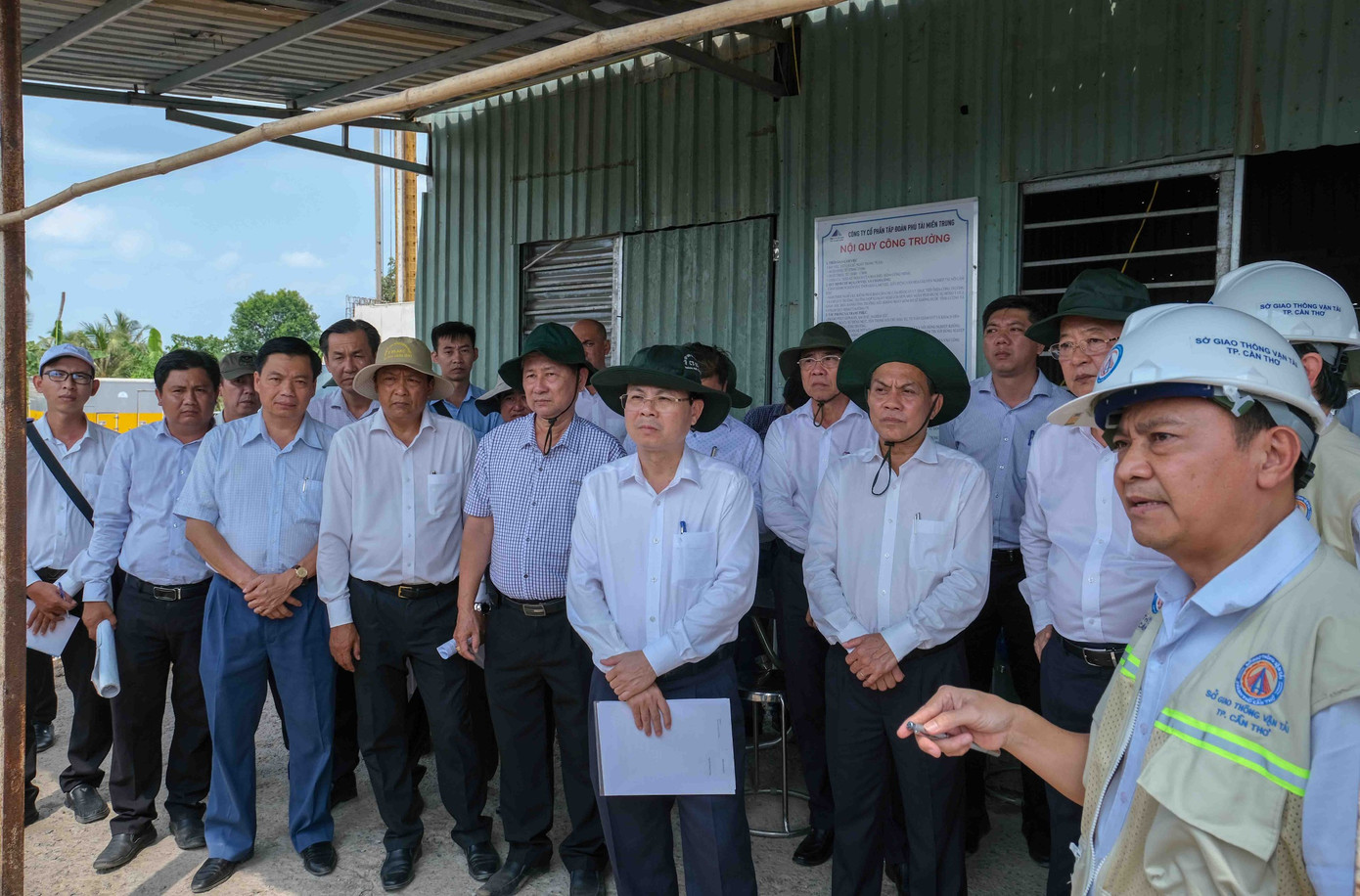 Lãnh đạo thành phố Cần Thơ nghe chủ đầu tư báo cáo tiến độ dự án.