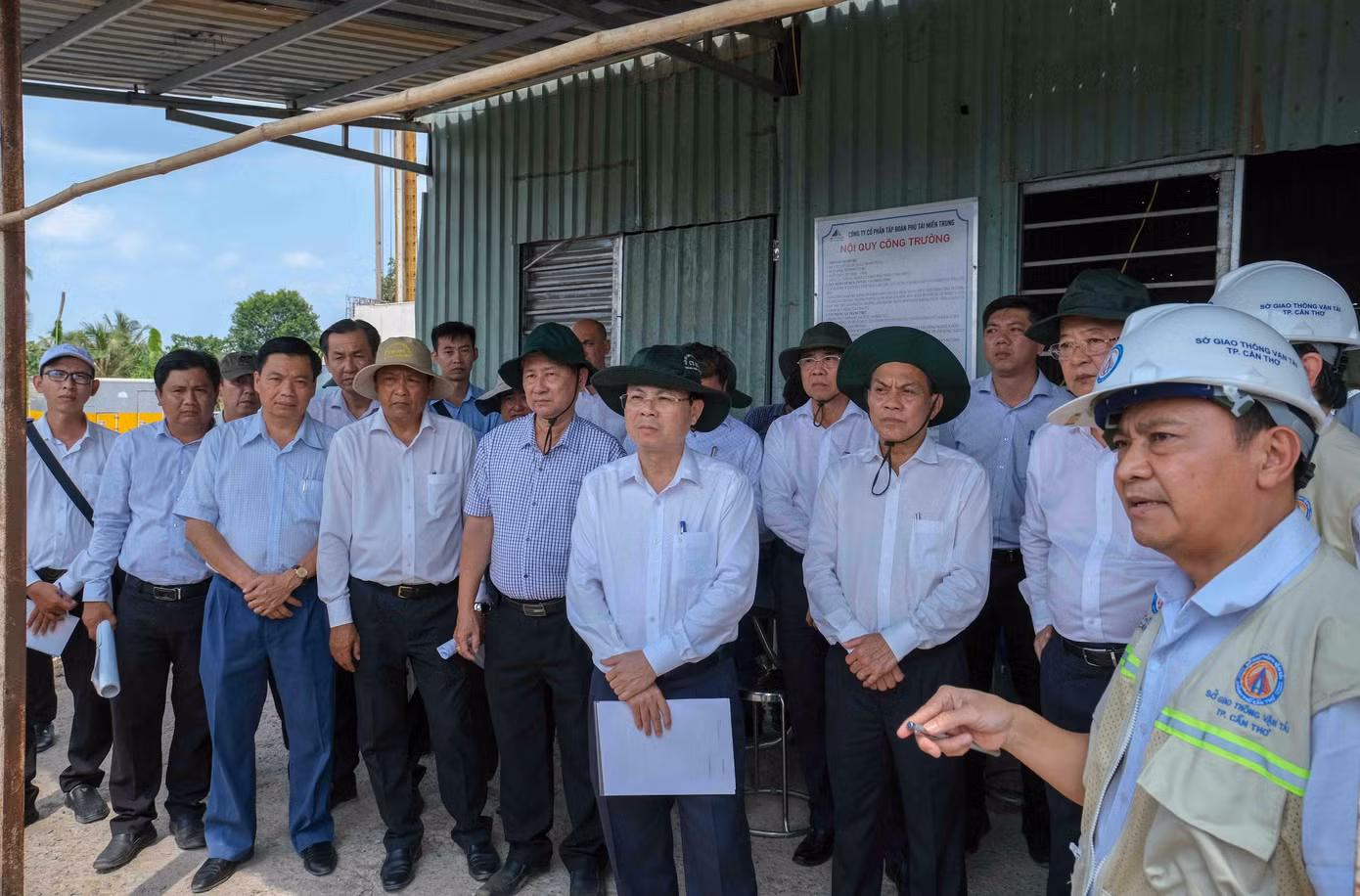 Lãnh đạo thành phố Cần Thơ nghe chủ đầu tư báo cáo tiến độ dự án.