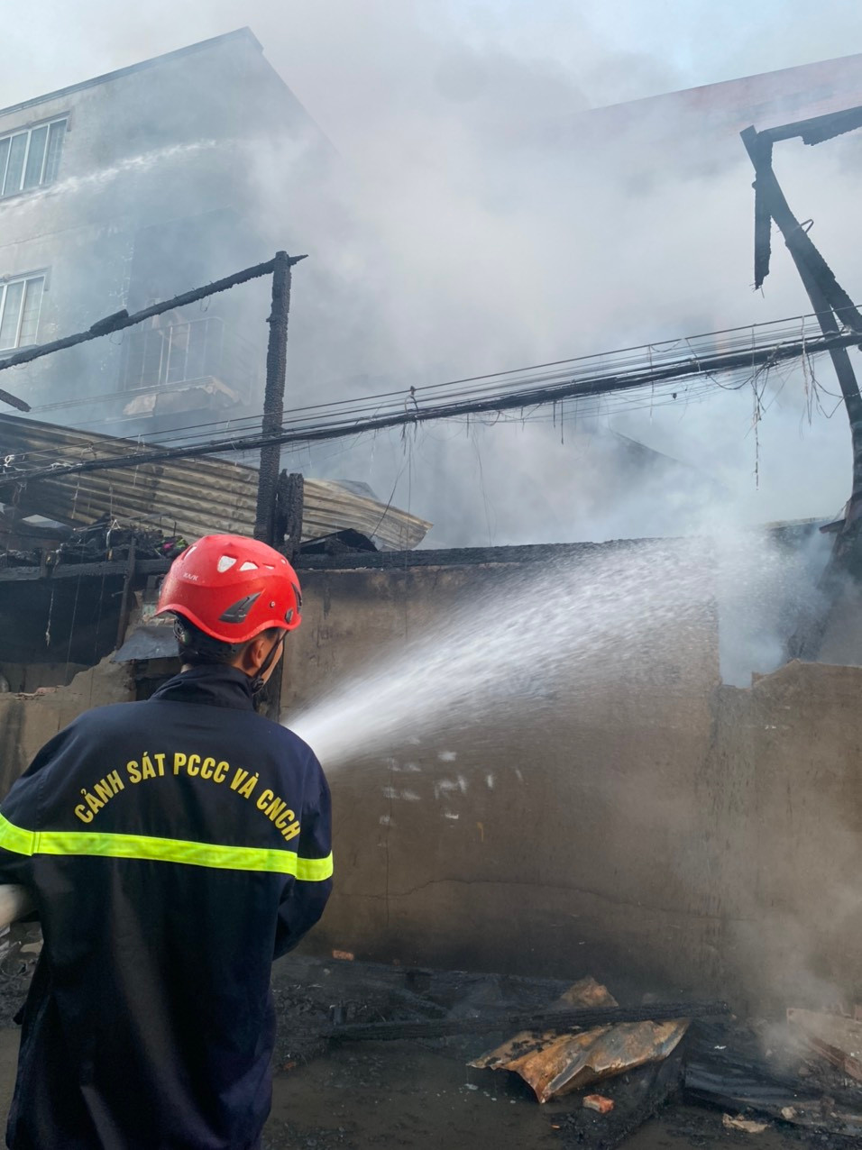 Lực lượng chức năng dập lửa.