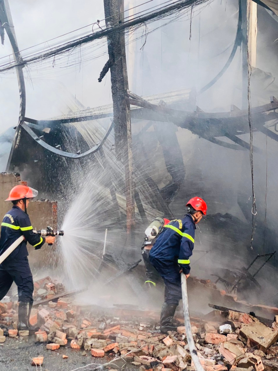 Lực lượng chức năng dập lửa.