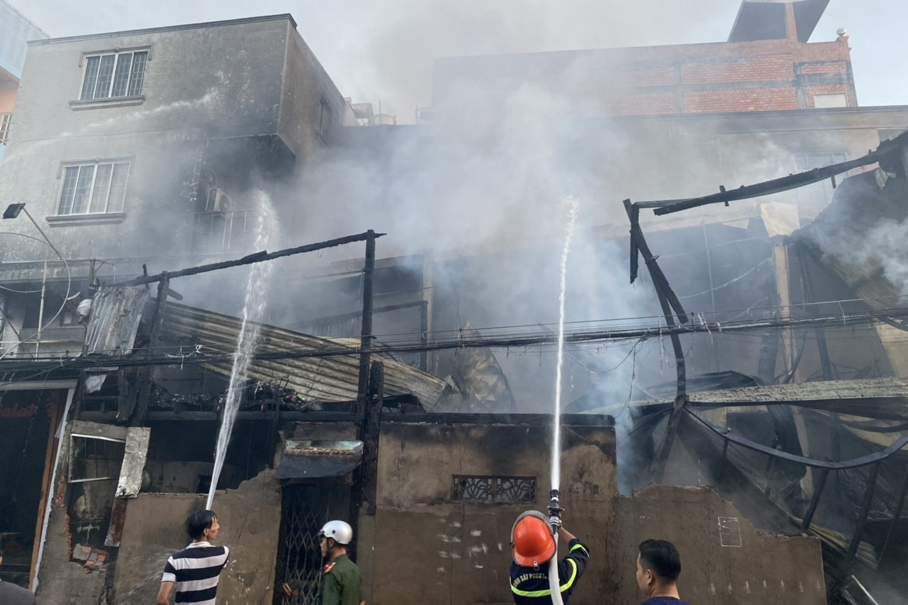 Ngọn lửa thiêu rụi hai căn nhà.