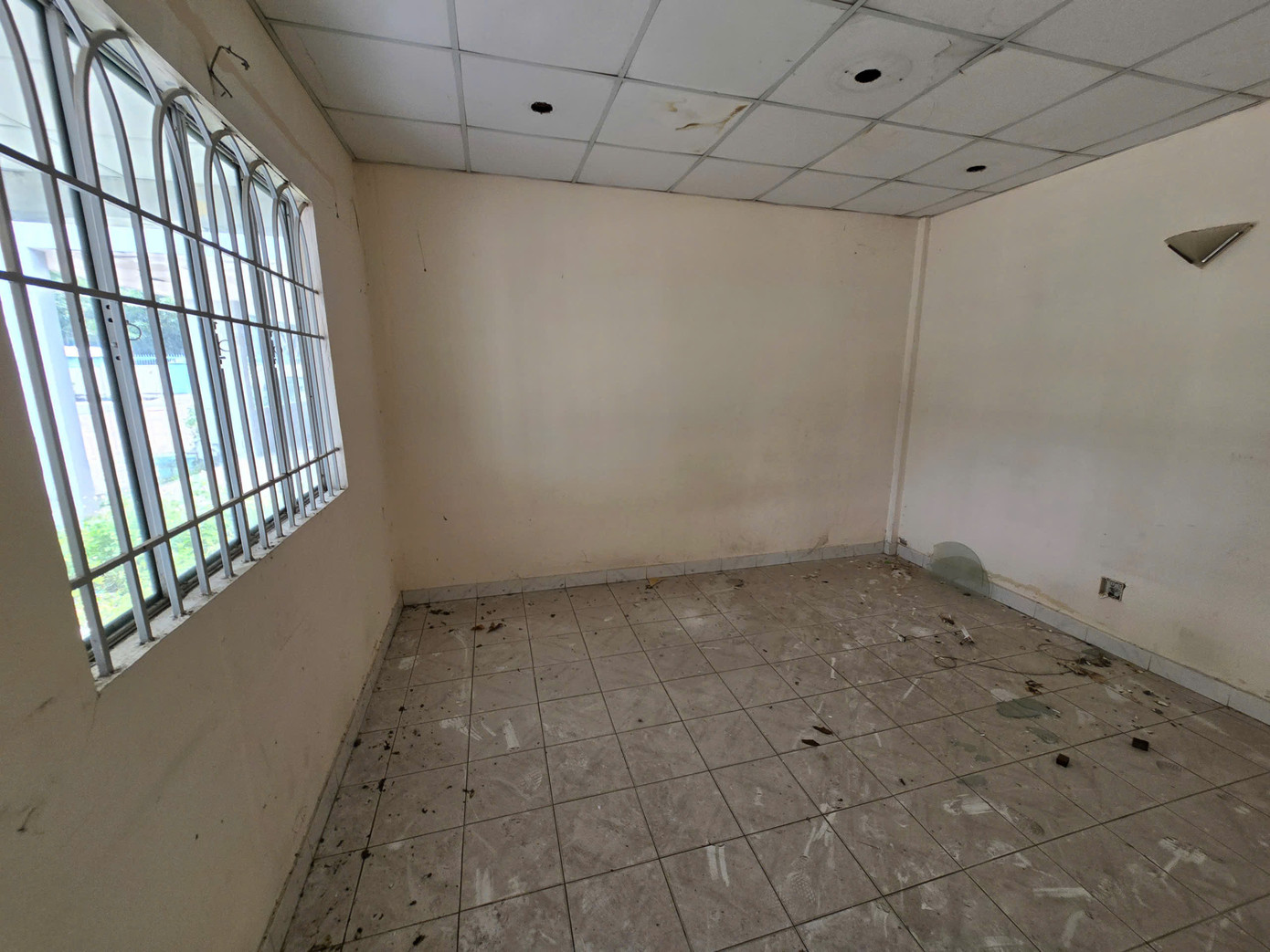 Với tính toán của chủ đầu tư, nhanh nhất cũng phải gần 1 năm nữa 3 nhà khách trên mới sửa xong để cán bộ vào ở. Để rút ngắn tiến độ trên, Sở Xây dựng Cần Thơ đã kiến nghị cấp thẩm quyền sớm phê duyệt chủ trương đầu tư, các sở ngành và đơn vị liên quan ưu tiên rút ngắn thời gian giải quyết hồ sơ, thủ tục thực hiện dự án. Ảnh dãy phòng nghỉ sau Thành uỷ xuống cấp.