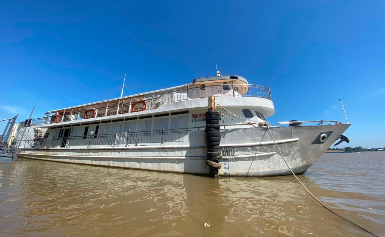 Được biết, tàu nhà hàng này có sức chứa gần 200 khách.