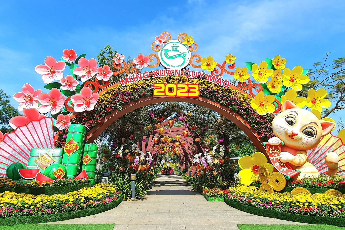 Cổng chính Vườn hoa Xuân.