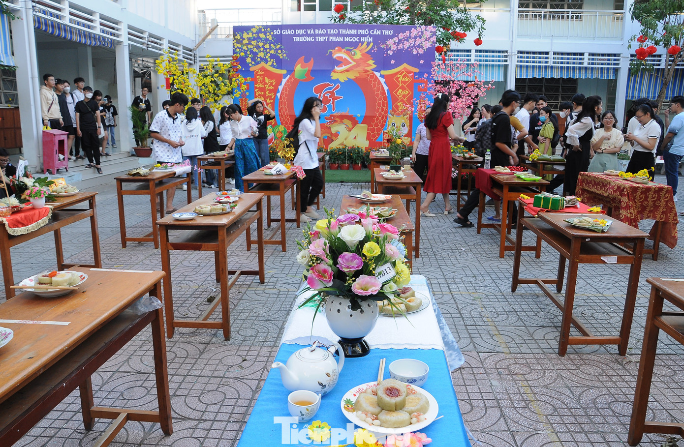 Phạm Ngọc Thiên Hương (lớp 10B1) chia sẻ: "Em cảm thấy rất vui và ý nghĩa khi được hòa mình vào không khí Tết cùng thầy cô và các bạn. Qua đây em cũng học được cách gói bánh tét, Tết này về quê có thể gói bánh cùng gia đình". Phạm Ngọc Thiên Hương (lớp 10B1) chia sẻ: "Em cảm thấy rất vui và ý nghĩa khi được hòa mình vào không khí Tết cùng thầy cô và các bạn. Qua đây em cũng học được cách gói bánh tét, Tết này về quê có thể gói bánh cùng gia đình".