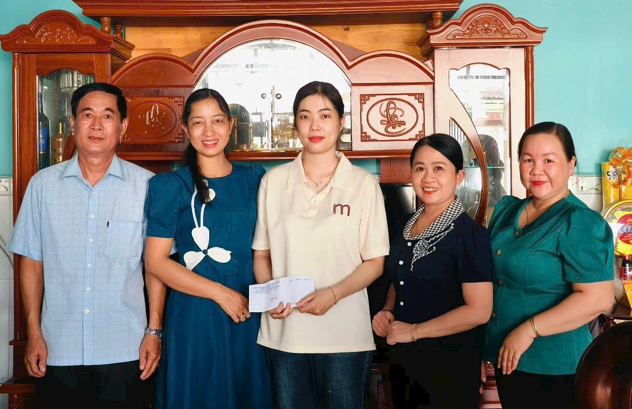 Đại diện Hội Liên hiệp Phụ nữ tỉnh Hậu Giang và thành phố Ngã Bảy đến thăm, tặng quà, động viên nữ tân binh Nguyễn Thị Phượng Vy. Đại diện Hội Liên hiệp Phụ nữ tỉnh Hậu Giang và thành phố Ngã Bảy đến thăm, tặng quà, động viên nữ tân binh Nguyễn Thị Phượng Vy.