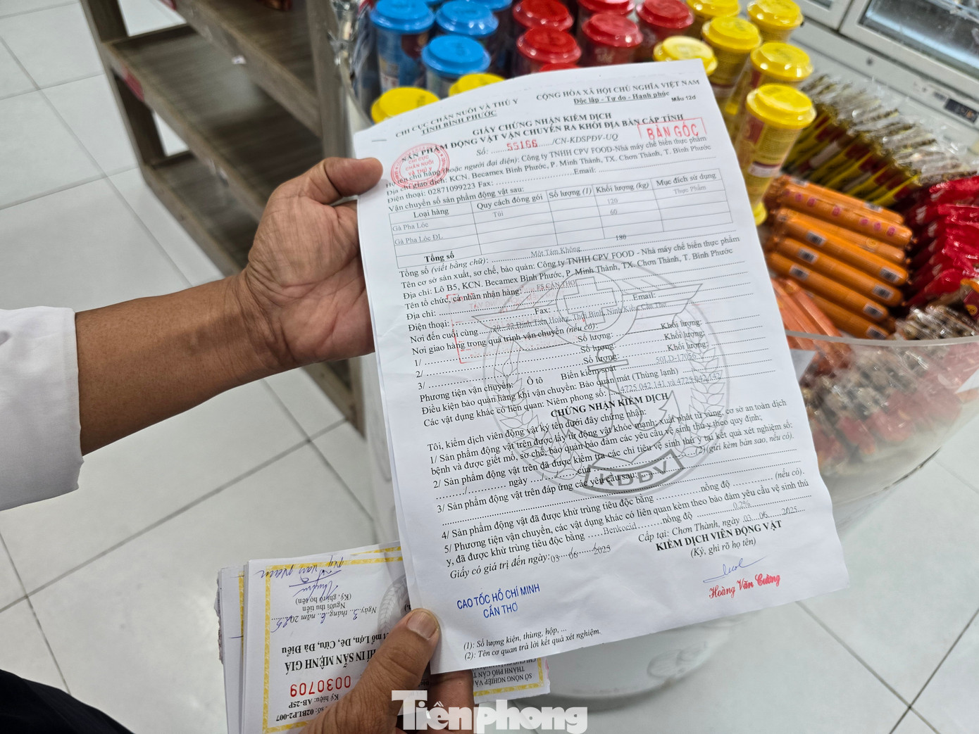 Giấy chứng nhận kiểm dịch sản phẩm động vật vận chuyển ra khỏi địa bàn cấp tỉnh, do cơ quan chức năng tỉnh Hậu Giang, tỉnh Bình Phước, chứng nhận sản phẩm vận chuyển từ các địa phương này đến cửa hàng Fresh Shop ở Cần Thơ.