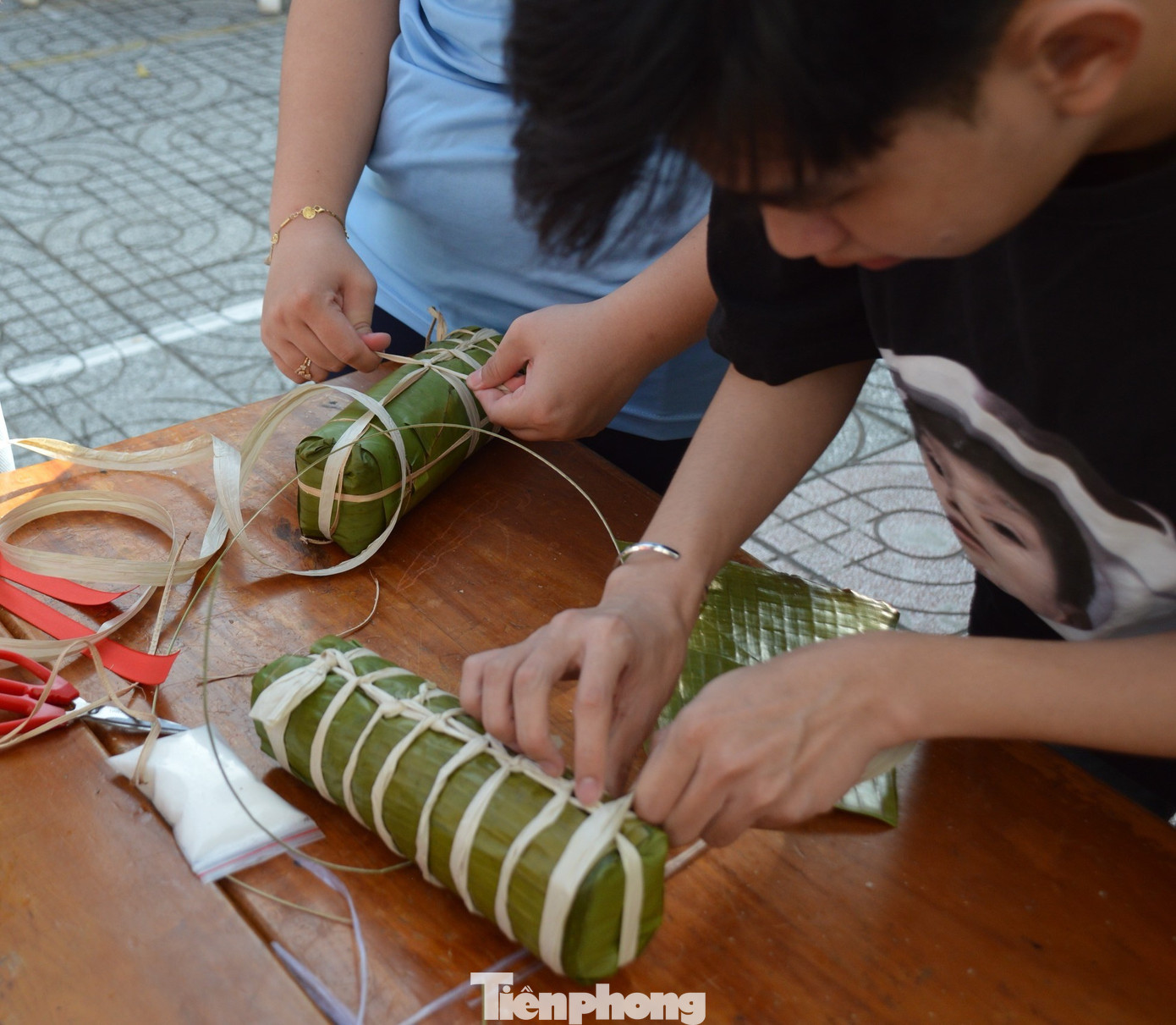 Cô trò có dịp cùng trổ tài gói bánh tét. Cô trò có dịp cùng trổ tài gói bánh tét.