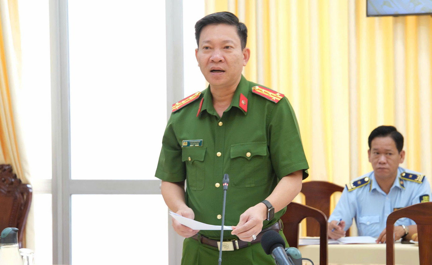 Đại tá Trần Hoàng Độ - Phó Giám đốc Công an thành phố Cần Thơ thông tin tại cuộc họp.