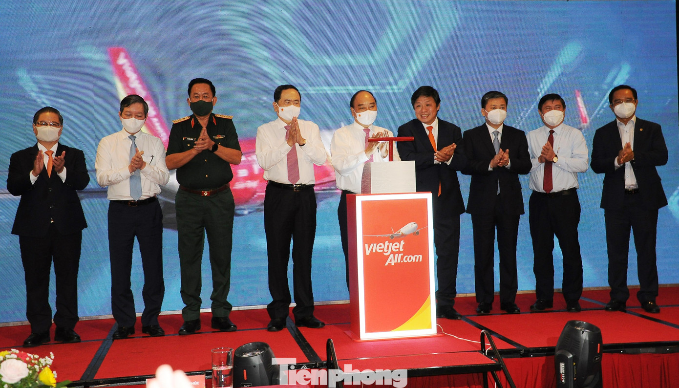 Chủ tịch nước Nguyễn Xuân Phúc, Phó Chủ tịch Thường trực Quốc hội Trần Thanh Mẫn cùng đại biểu thực hiện nghi thức khai trương. Ảnh: Cảnh Kỳ