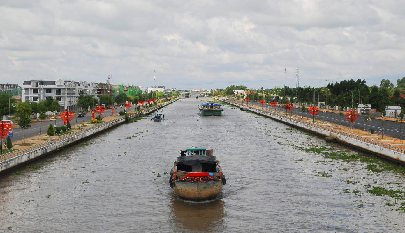 Kênh xáng Xà No dài gần 40km, nối sông Cần Thơ (đổ ra sông Hậu) đến rạch Cái Tư, ra sông Cái Lớn đổ ra biển Tây ở Kiên Giang. Đây được xem là "con đường lúa gạo" của vùng Tây sông Hậu. Ảnh: Cảnh Kỳ