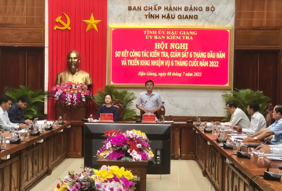 Phó Bí thư Thường trực Tỉnh ủy, Chủ tịch HĐND tỉnh Hậu Giang Trần Văn Huyến phát biểu tại hội nghị. Ảnh: T.M.N