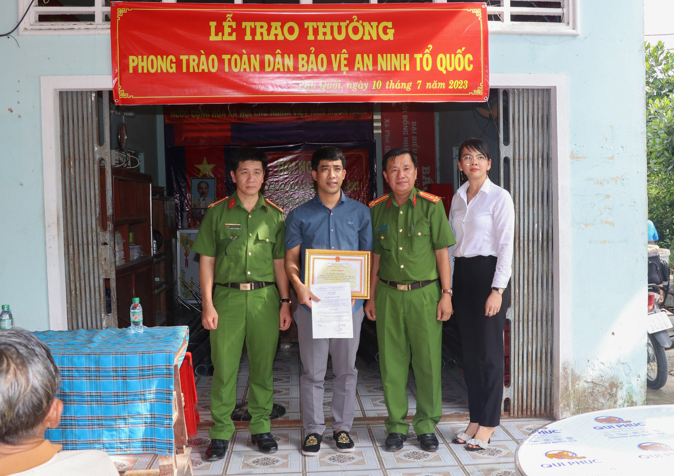 Lãnh đạo Công an huyện Long Hồ cùng đại diện chính quyền địa phương trao thưởng và Giấy khen cho anh Nguyễn Xuân Đoàn.