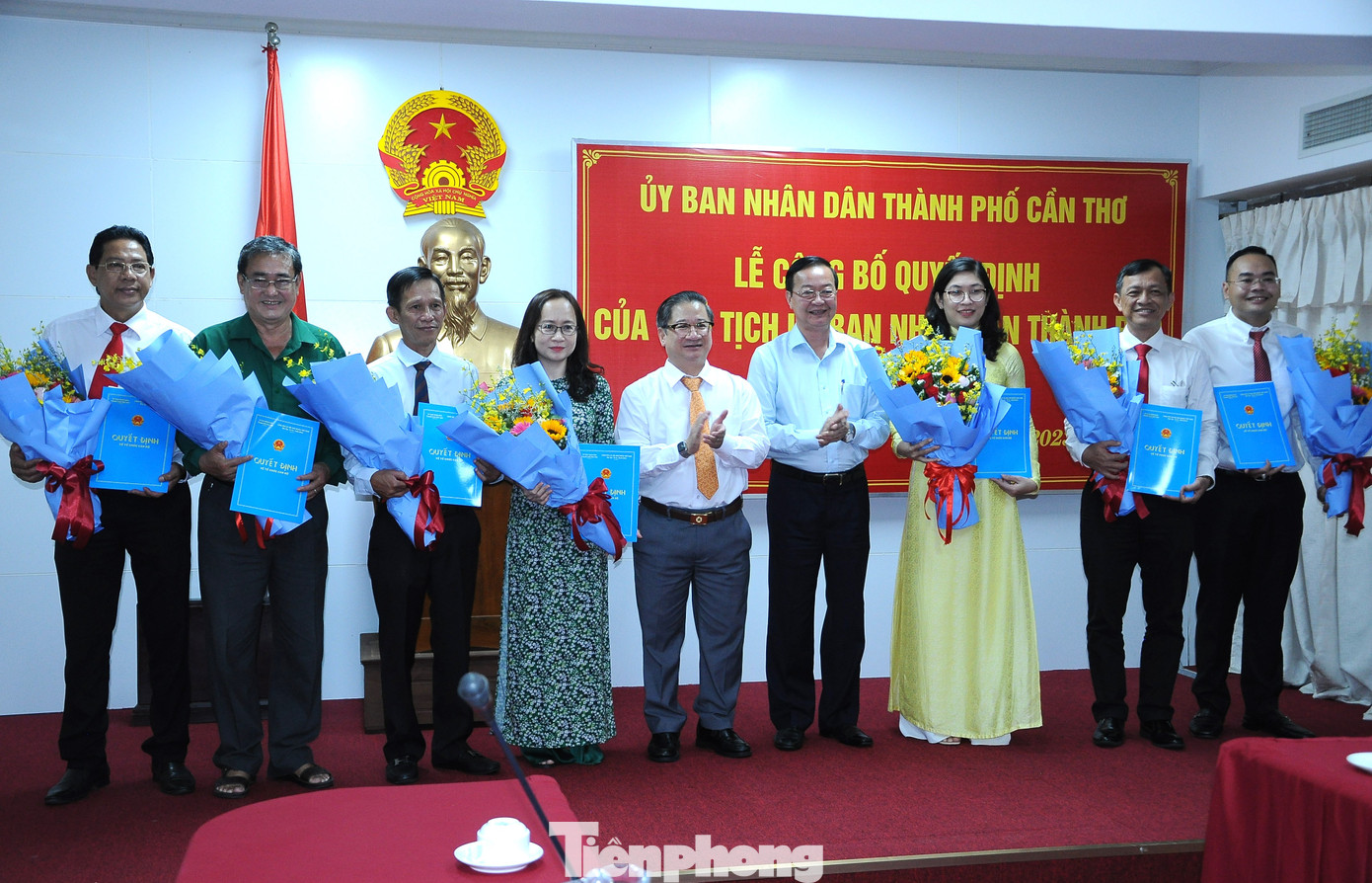 Lãnh đạo UBND thành phố Cần Thơ chúc mừng các cán bộ vừa được bổ nhiệm. Ảnh: C.Kỳ