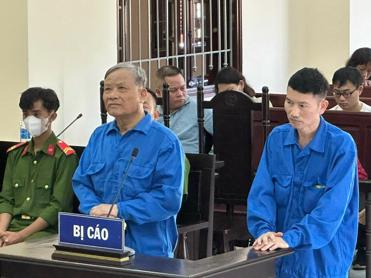 Hai bị cáo tại tòa.