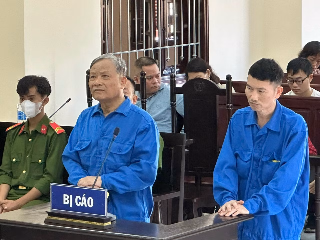 Hai bị cáo tại tòa. Hai bị cáo tại tòa.