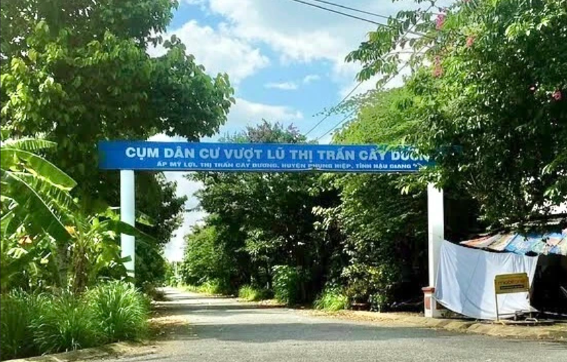 Cụm dân cư vượt lũ thị trấn Cây Dương. Ảnh: C.A Cụm dân cư vượt lũ thị trấn Cây Dương. Ảnh: C.A