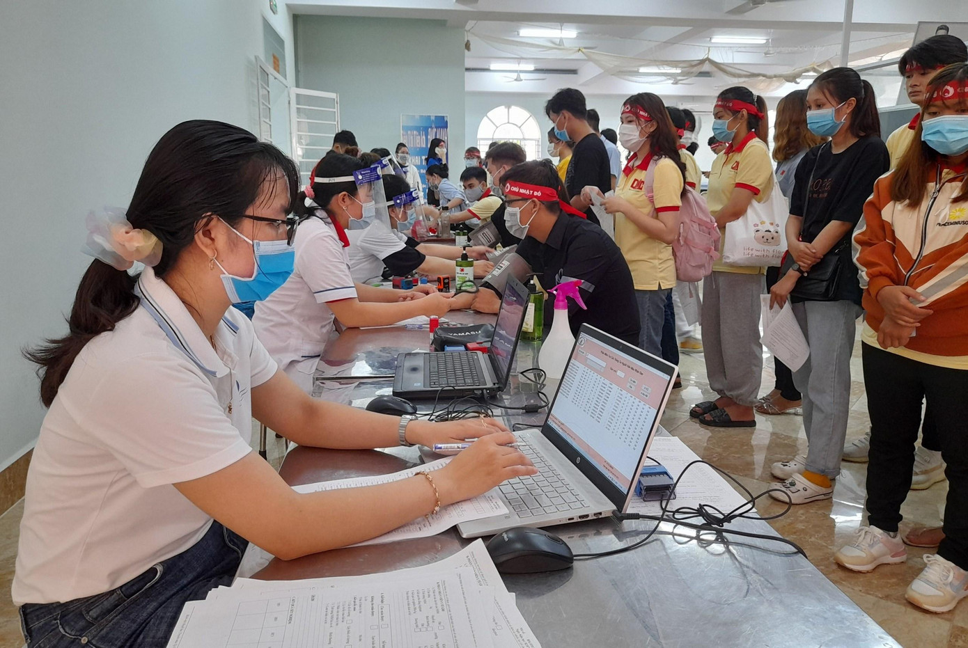 Đông đảo bạn trẻ có mặt từ sớm đăng ký hiến máu. Đông đảo bạn trẻ có mặt từ sớm đăng ký hiến máu.