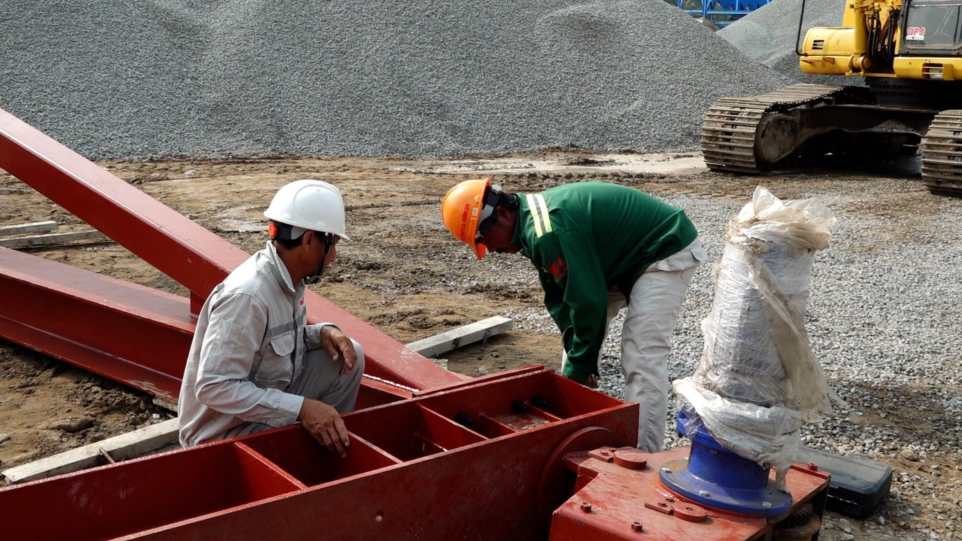 Công nhân Nguyễn Văn Tâm (quê Vĩnh Phúc) chia sẻ: "Đây là năm thứ hai tôi xa nhà. Nhớ nhà chứ, nhưng công trường cần việc thì mình làm thôi. Ngày thường cũng có lúc đẩy tiến độ, tăng ca, có ngày làm đến 23h, có khi còn khuya hơn".