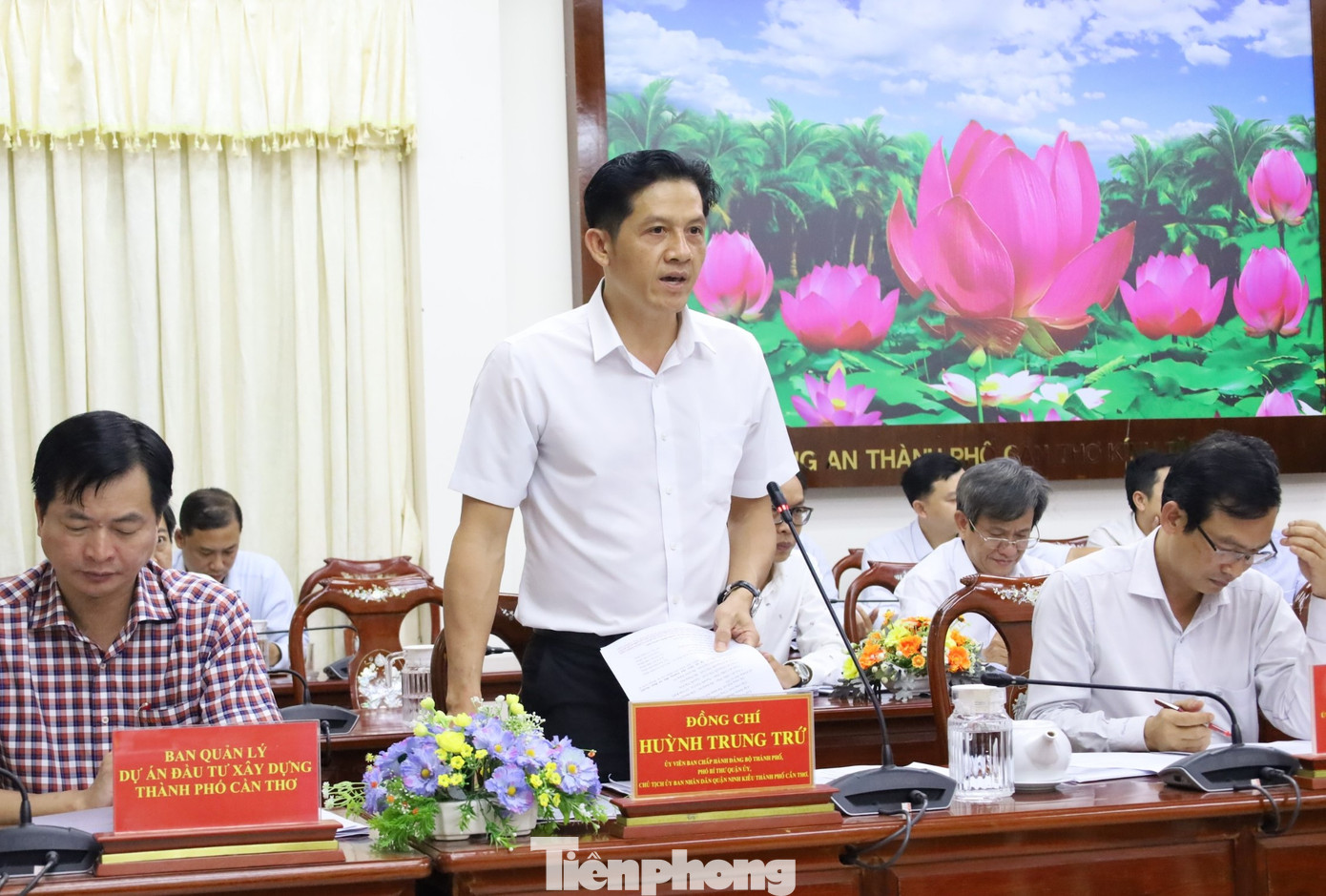 Chủ tịch UBND quận Ninh Kiều Huỳnh Trung Trứ báo cáo tại cuộc họp. Ảnh: Cảnh Kỳ. Chủ tịch UBND quận Ninh Kiều Huỳnh Trung Trứ báo cáo tại cuộc họp. Ảnh: Cảnh Kỳ.