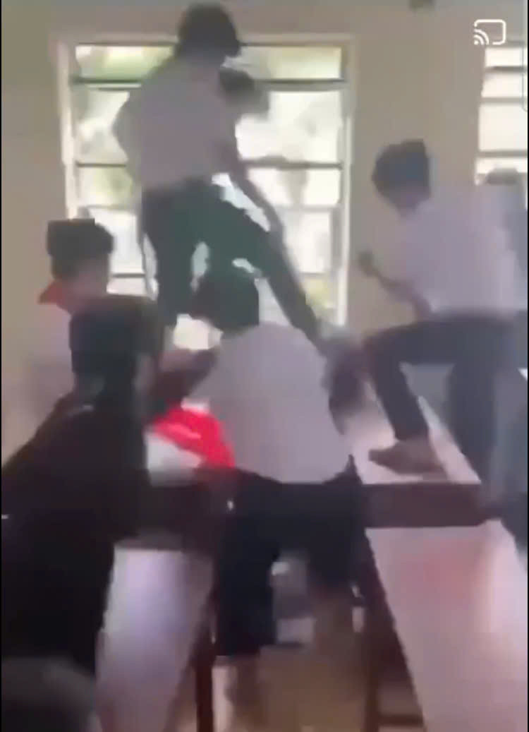 Hình ảnh nhóm học sinh đánh bạn ngay trên lớp lan truyền trên mạng xã hội diễn ra ngày 23/9 vừa qua. Hình ảnh nhóm học sinh đánh bạn ngay trên lớp lan truyền trên mạng xã hội diễn ra ngày 23/9 vừa qua.