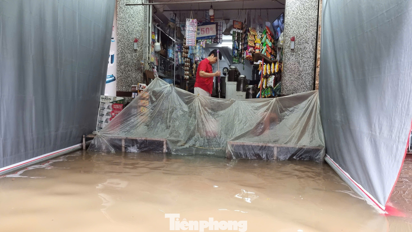 Ông Dũng, chủ cửa hàng điện máy ở khu vực bến Ninh Kiều cho biết, mực nước lần này cao nhất trong vòng 2 năm qua, đã xấp xỉ đợt triều cường cao nhất của năm 2022 (năm ghi nhận triều cường kỷ lục ở Cần Thơ - PV).