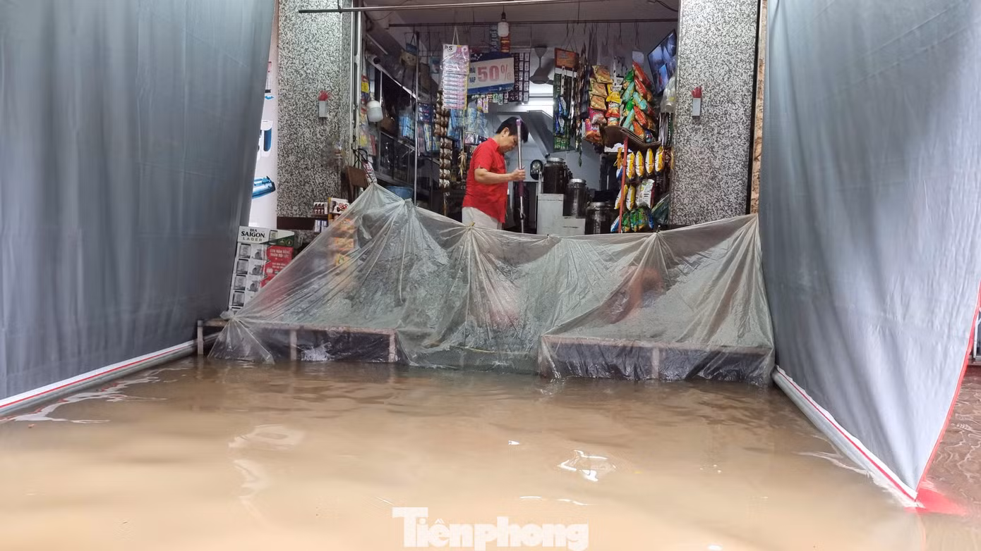 Ông Dũng, chủ cửa hàng điện máy ở khu vực bến Ninh Kiều cho biết, mực nước lần này cao nhất trong vòng 2 năm qua, đã xấp xỉ đợt triều cường cao nhất của năm 2022 (năm ghi nhận triều cường kỷ lục ở Cần Thơ - PV).