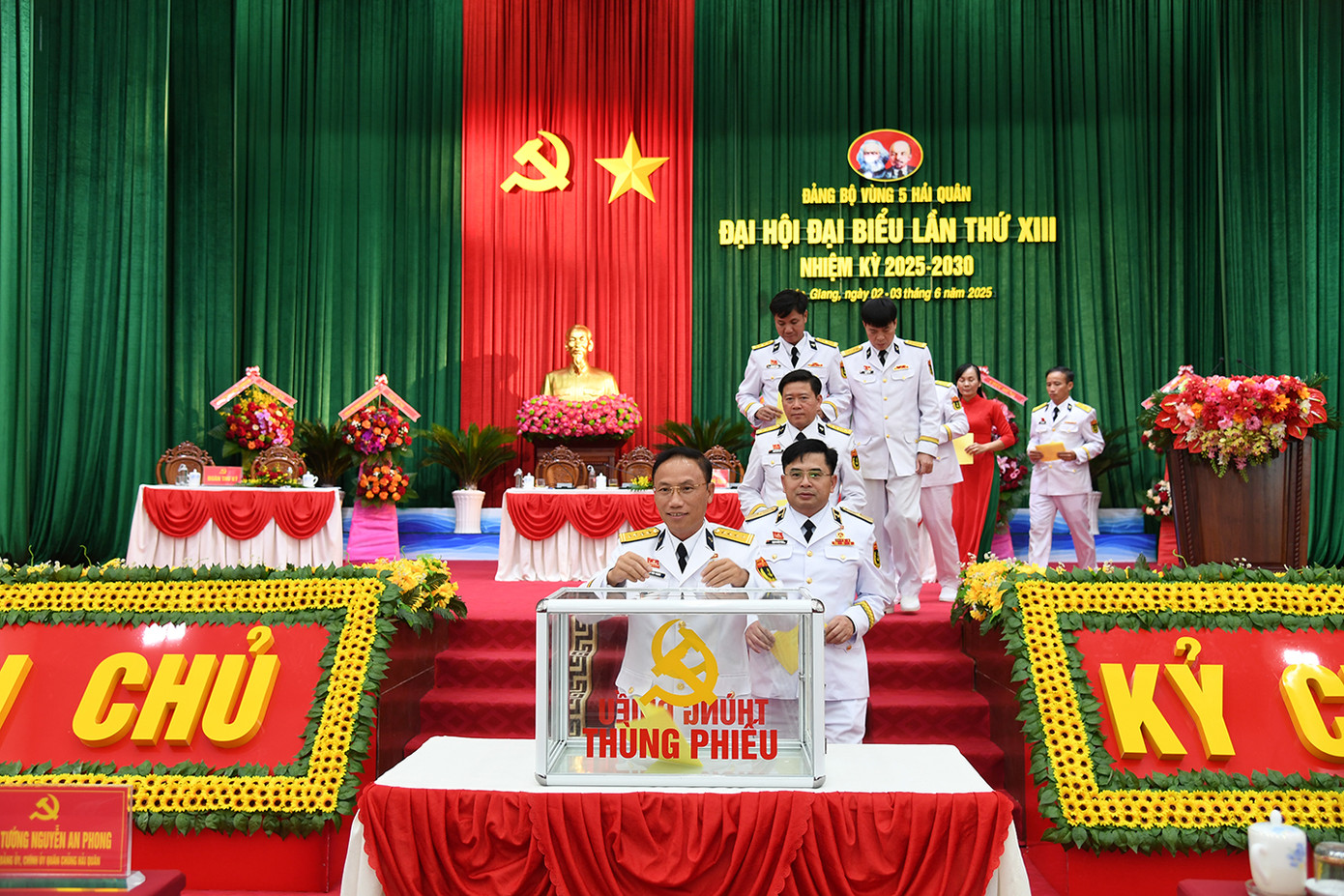 Bỏ phiếu bầu Ban Chấp hành Đảng bộ Vùng 5 Hải quân nhiệm kỳ 2025-2030. Ảnh: Văn Định Bỏ phiếu bầu Ban Chấp hành Đảng bộ Vùng 5 Hải quân nhiệm kỳ 2025-2030. Ảnh: Văn Định