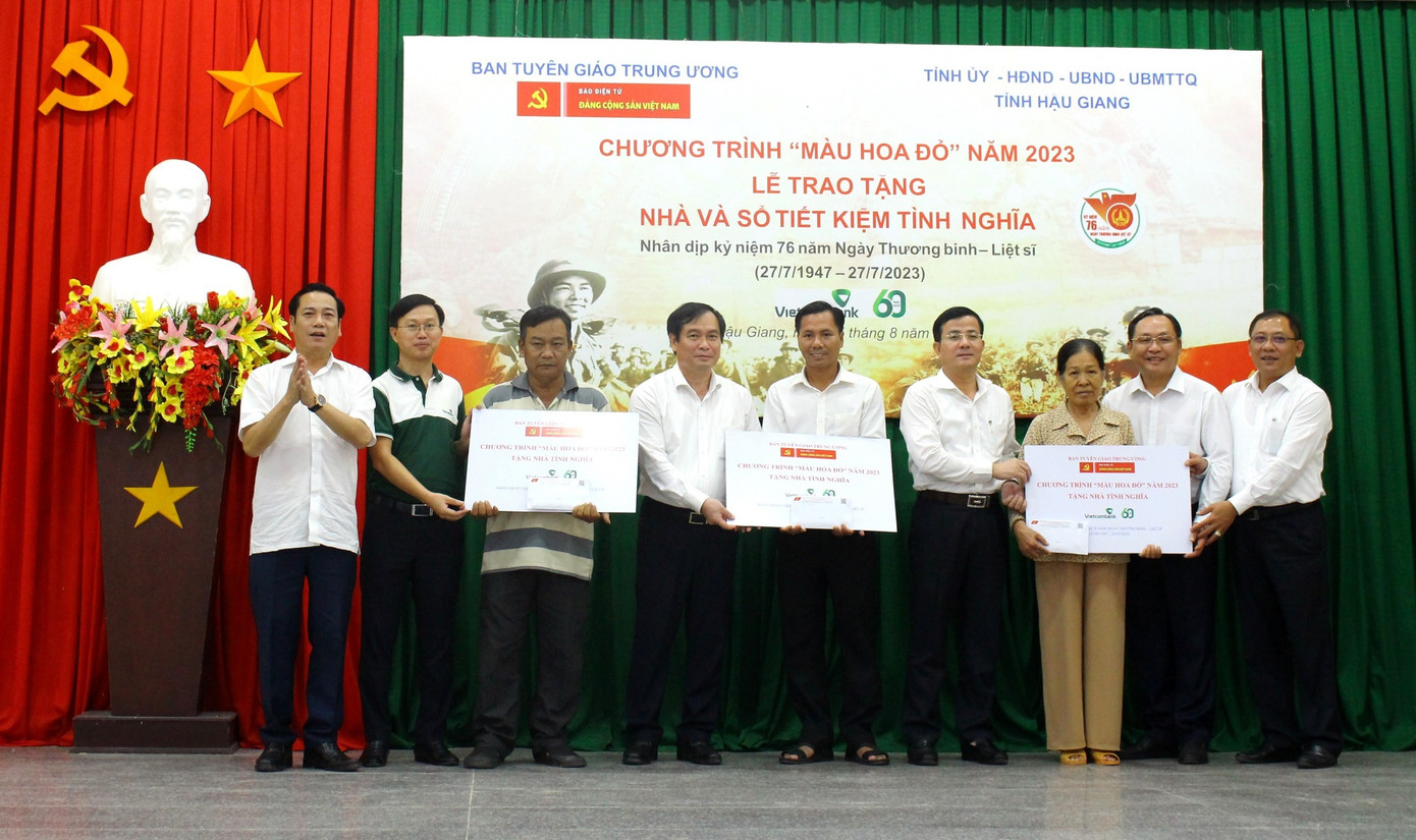 Lãnh đạo Ban Tuyên giáo T.Ư, tỉnh Hậu Giang cùng nhà tài trợ trao bảng tượng trưng nhà tình nghĩa.