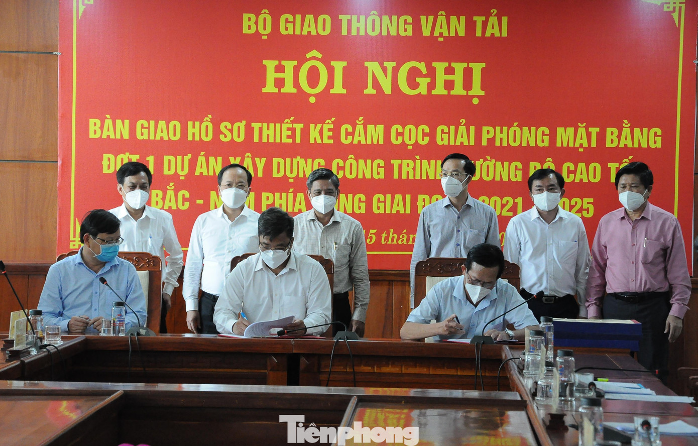 Các đơn vị ký kết bàn giao hồ sơ. Ảnh: CK Các đơn vị ký kết bàn giao hồ sơ. Ảnh: CK