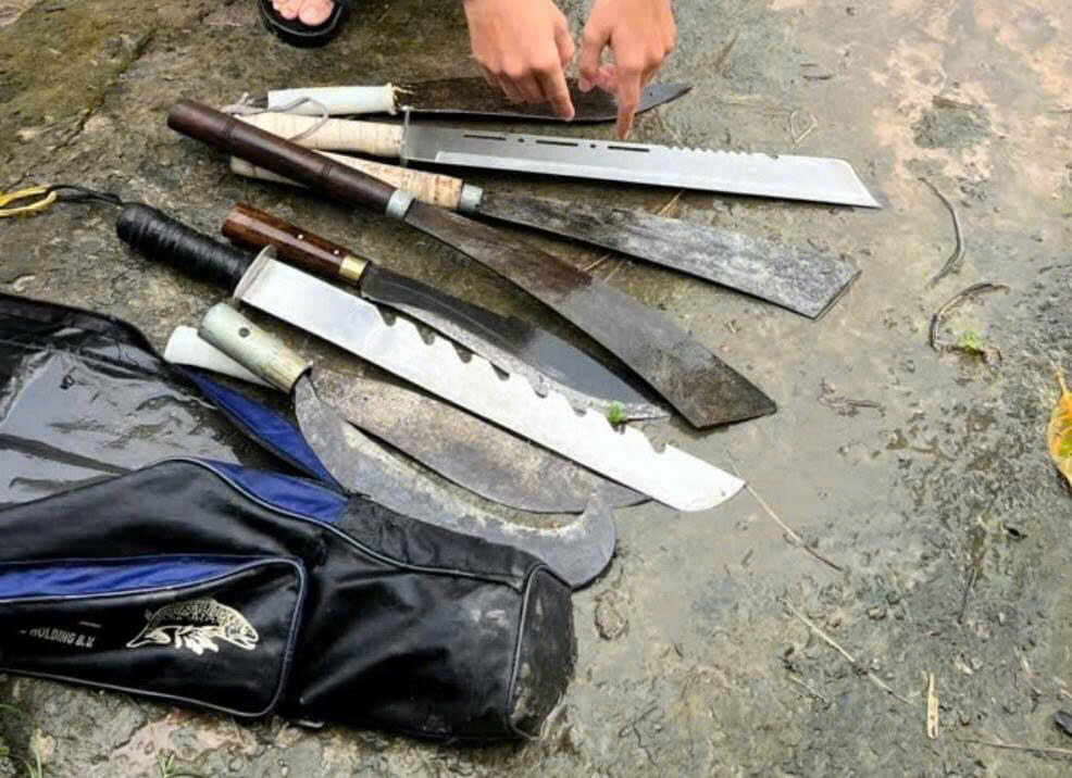 Nhóm đối tượng cùng hung khí gây án. Nhóm đối tượng cùng hung khí gây án.