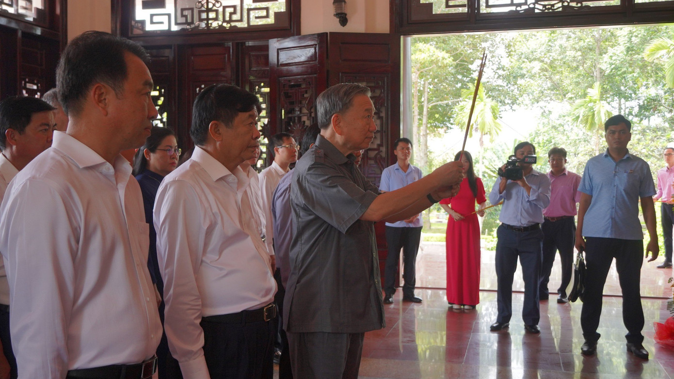 Chủ tịch nước dâng hương tại Khu tưởng niệm Chủ tịch Hội đồng Bộ trưởng Phạm Hùng.