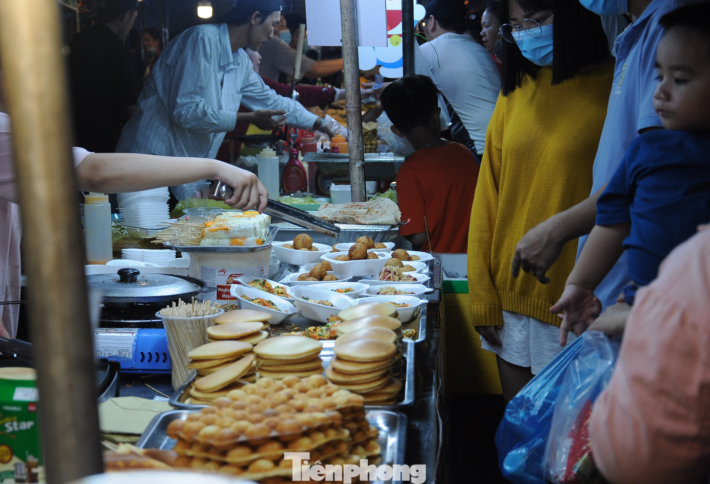 Lễ hội bánh dân gian Nam Bộ năm 2023 diễn ra từ ngày 28/4 đến 2/5 tại quận Bình Thủy, thành phố Cần Thơ, thu hút hàng chục nghìn du khách.