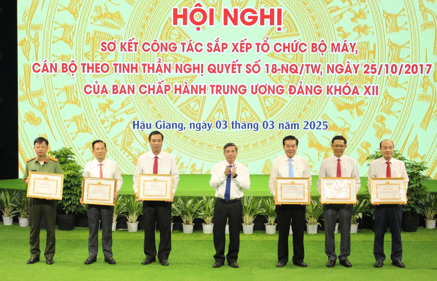 Ông Đồng Văn Thanh - Bí thư Tỉnh ủy, Chủ tịch HĐND tỉnh Hậu Giang - tặng bằng khen cho các tập thể xuất sắc trong công tác sắp xếp tổ chức bộ máy.