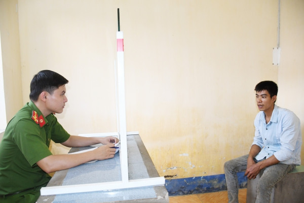 Công an làm việc với Tiến. Ảnh: H.Giang. Công an làm việc với Tiến. Ảnh: H.Giang.