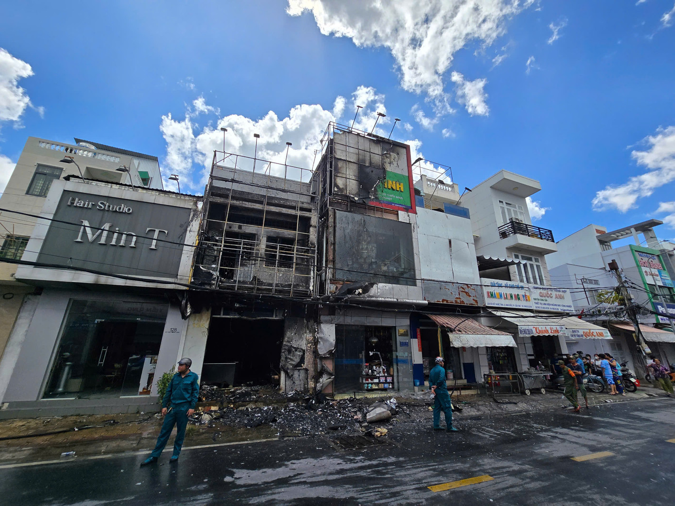 Lực lượng chức năng huy động 3 xe chữa cháy cùng hàng chục cán bộ, chiến sĩ, lực lượng địa phương tham gia dập lửa.