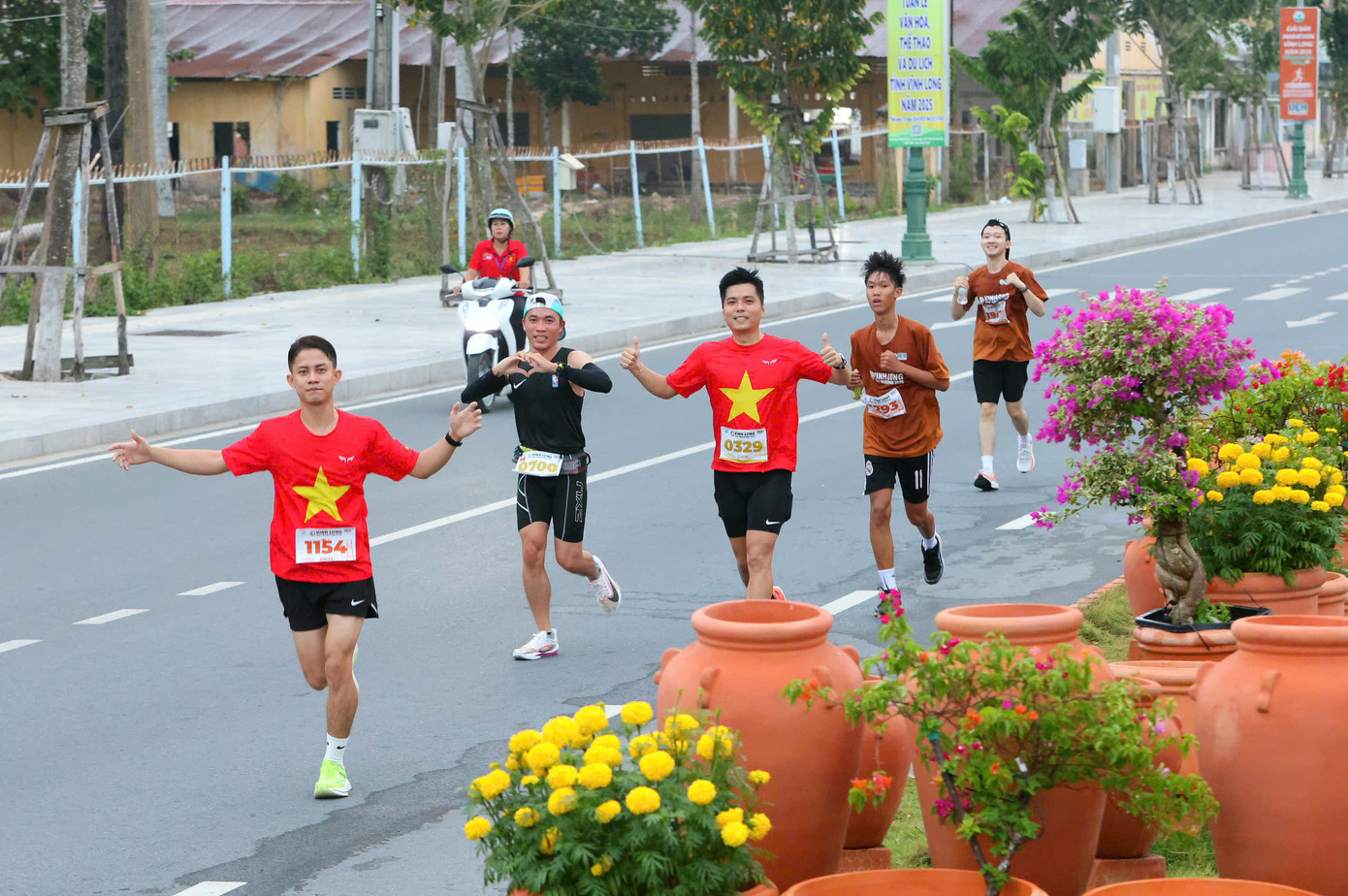 Vận động viên chạy qua cung đường gốm và hoa dài nhất Việt Nam.