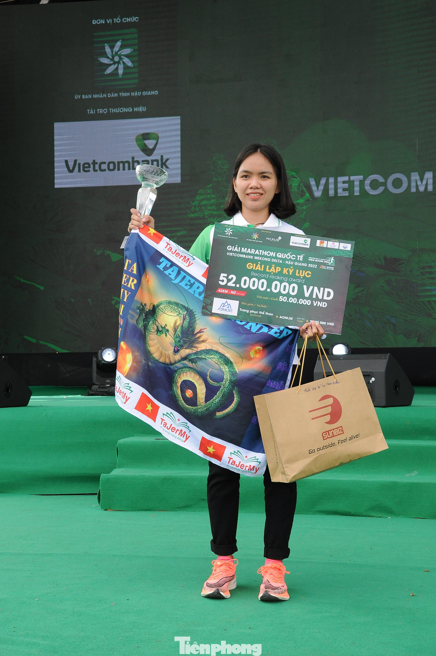 Hoàng Thị Ngọc Hoa giành giải kỷ lục với tổng giá trị tiền thưởng 52 triệu đồng, trong đó có 50 triệu đồng tiền mặt.