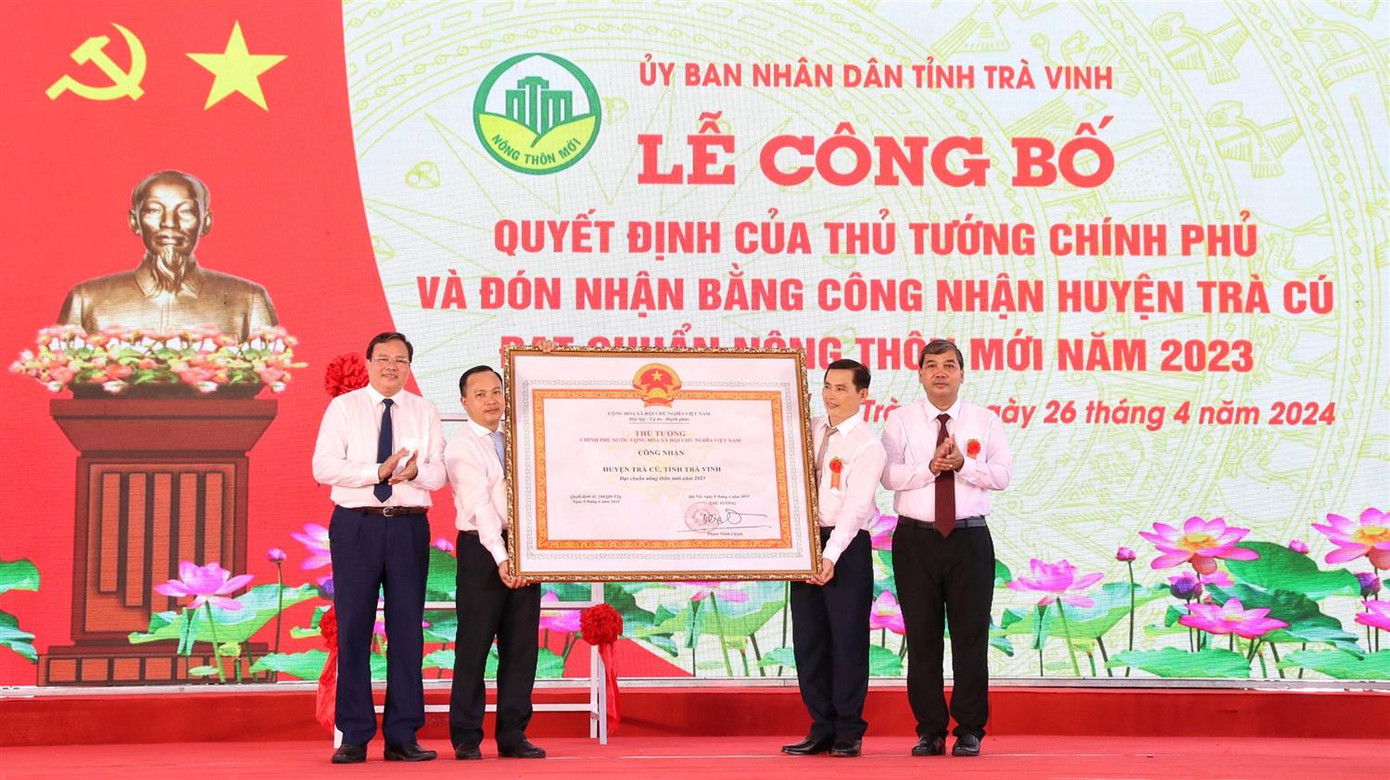 Lãnh đạo huyện Trà Cú, tỉnh Trà Vinh đón nhận Bằng công nhận huyện nông thôn mới. Ảnh: Trúc Phương. Lãnh đạo huyện Trà Cú, tỉnh Trà Vinh đón nhận Bằng công nhận huyện nông thôn mới. Ảnh: Trúc Phương.