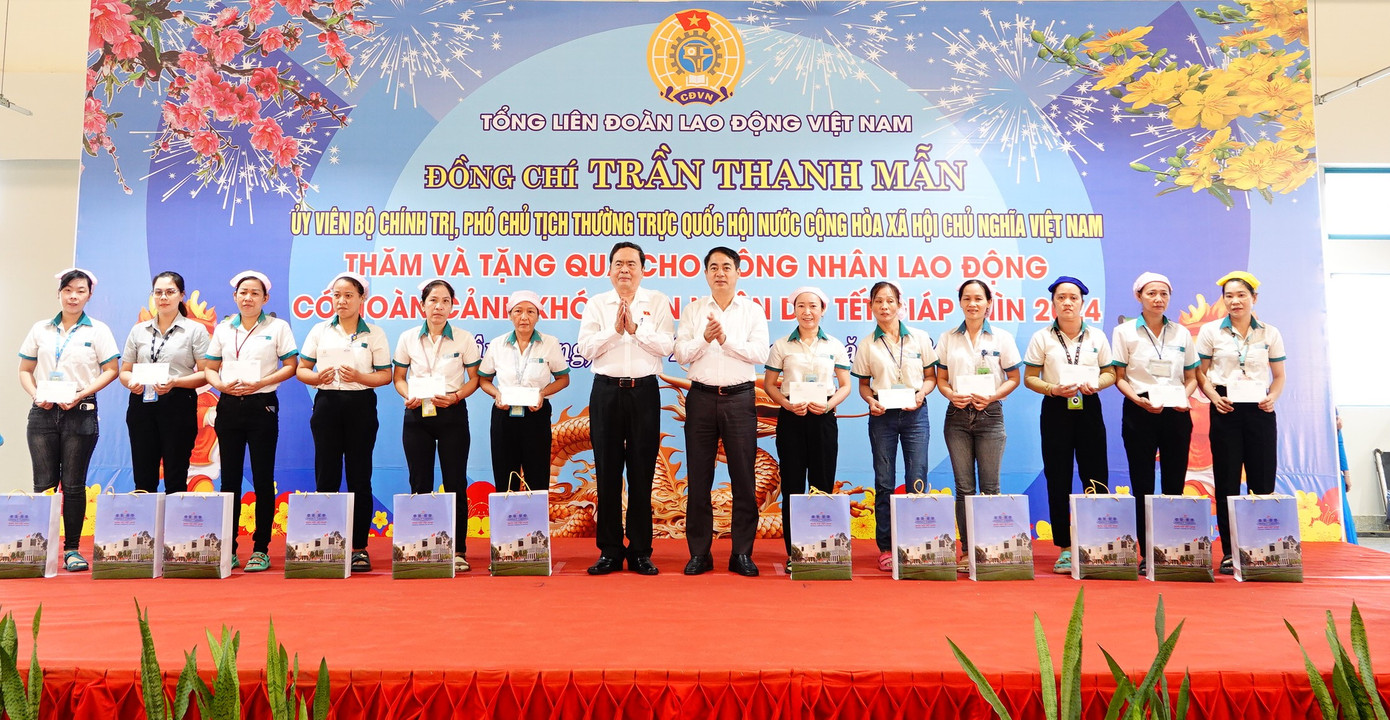 Phó Chủ tịch Thường trực Quốc hội Trần Thanh Mẫn và Bí thư Tỉnh ủy Hậu Giang Nghiêm Xuân Thành tặng quà cho công nhân.