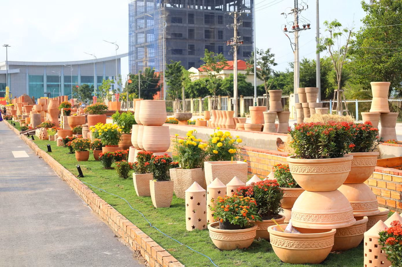 Đường gốm và hoa dài 700m, rộng hơn 9m, sử dụng trên 2.000 sản phẩm gốm đỏ các loại của địa phương sản xuất, trải dài từ cổng chào đến khu hành chính tỉnh.