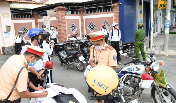 CSGT Công an thành phố Trà Vinh lập biên bản xử lý học sinh vi phạm về giao thông. Ảnh: Hồ Giang CSGT Công an thành phố Trà Vinh lập biên bản xử lý học sinh vi phạm về giao thông. Ảnh: Hồ Giang