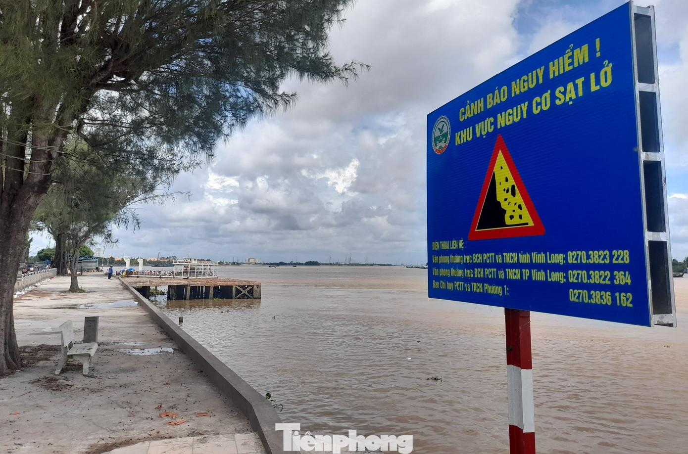 Khu vực cảnh báo sạt lở bờ sông Cổ Chiên đoạn qua thành phố Vĩnh Long, được UBND tỉnh Vĩnh Long công bố tình huống khẩn cấp. Ảnh: CK