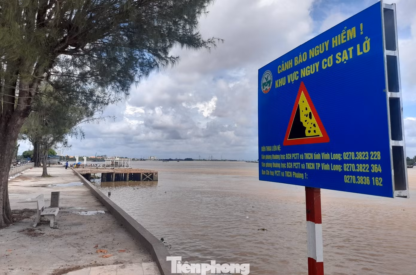 Khu vực cảnh báo sạt lở bờ sông Cổ Chiên đoạn qua thành phố Vĩnh Long, được UBND tỉnh Vĩnh Long công bố tình huống khẩn cấp. Ảnh: CK