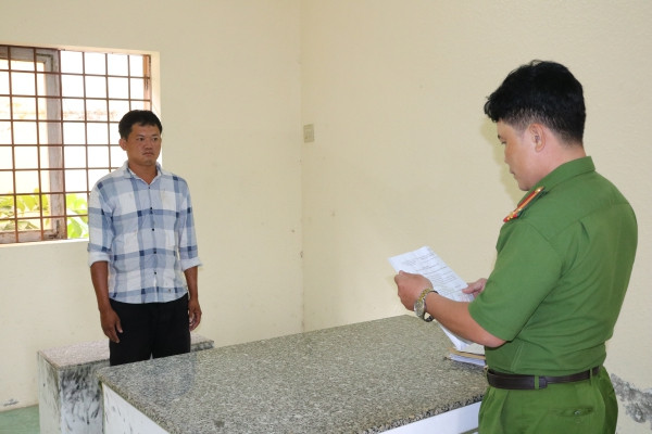 Công an thi hành lệnh bắt tạm giam Trần Công Lý. Ảnh: P.H