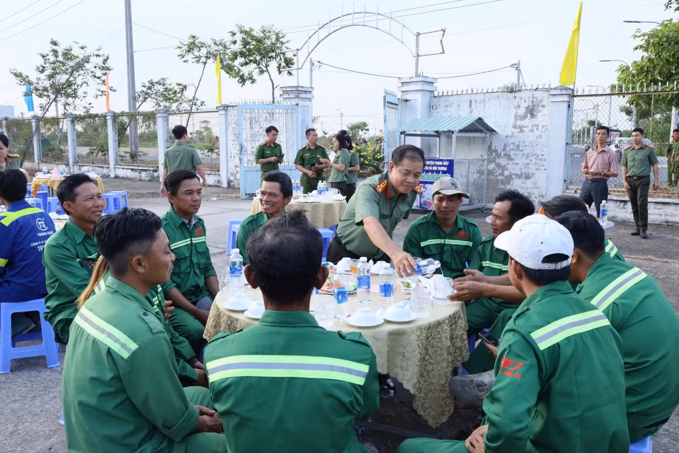 Cán bộ, chiến sĩ công an, chính quyền địa phương dùng cơm thân mật cùng công nhân và bà con nhân dân. Cán bộ, chiến sĩ công an, chính quyền địa phương dùng cơm thân mật cùng công nhân và bà con nhân dân.
